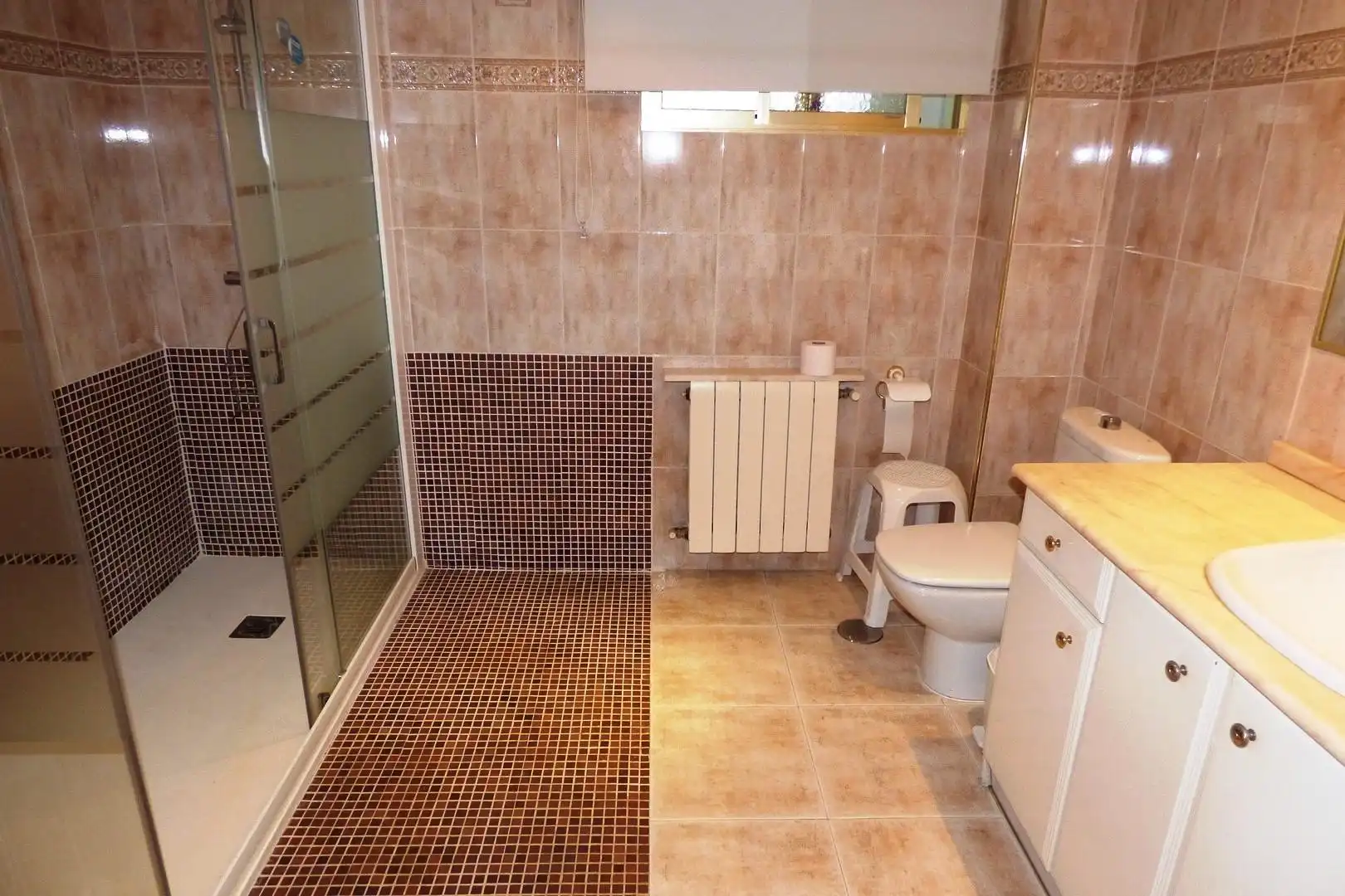 Badezimmer von Wohnung zum Verkauf in Alicante / Alacant mit Klimaanlage, Heizung und Privatgarten
