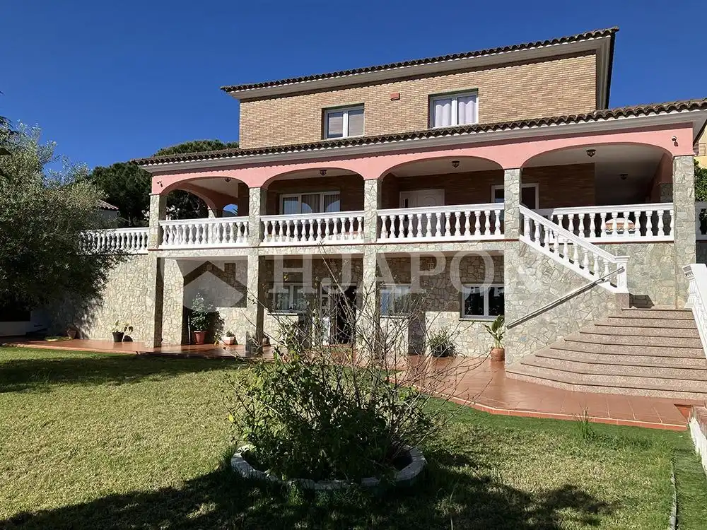 Vista exterior de Casa o xalet en venda en Badalona amb Calefacció, Jardí privat i Traster