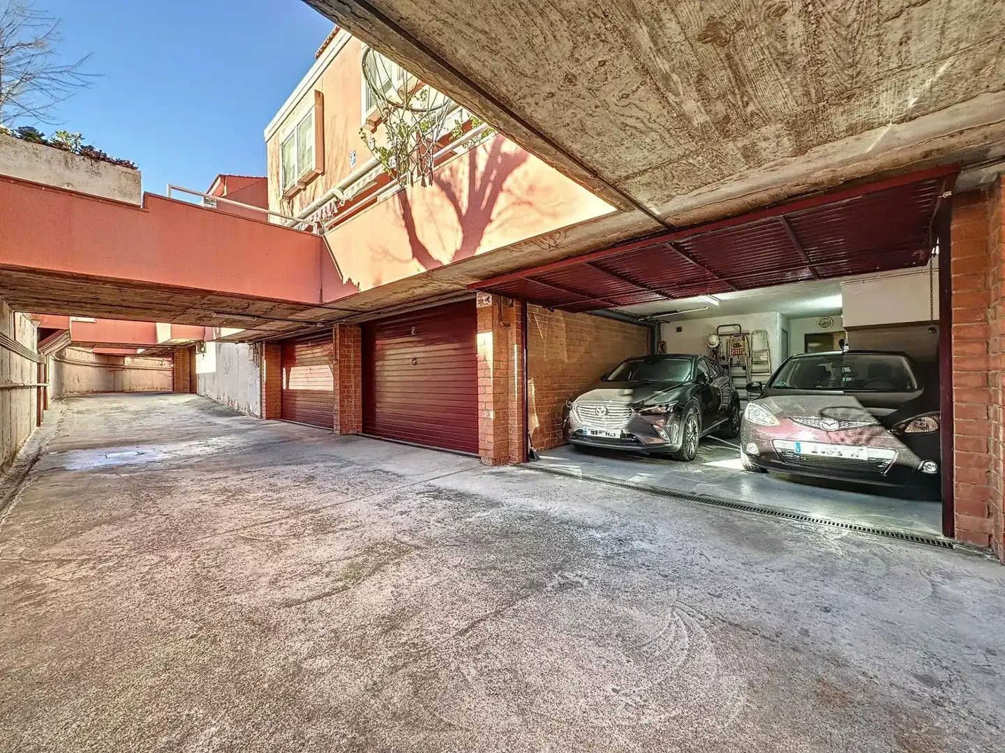 Aparcament de Casa adosada en venda en Cerdanyola del Vallès amb Aire condicionat, Jardí privat i Terrassa