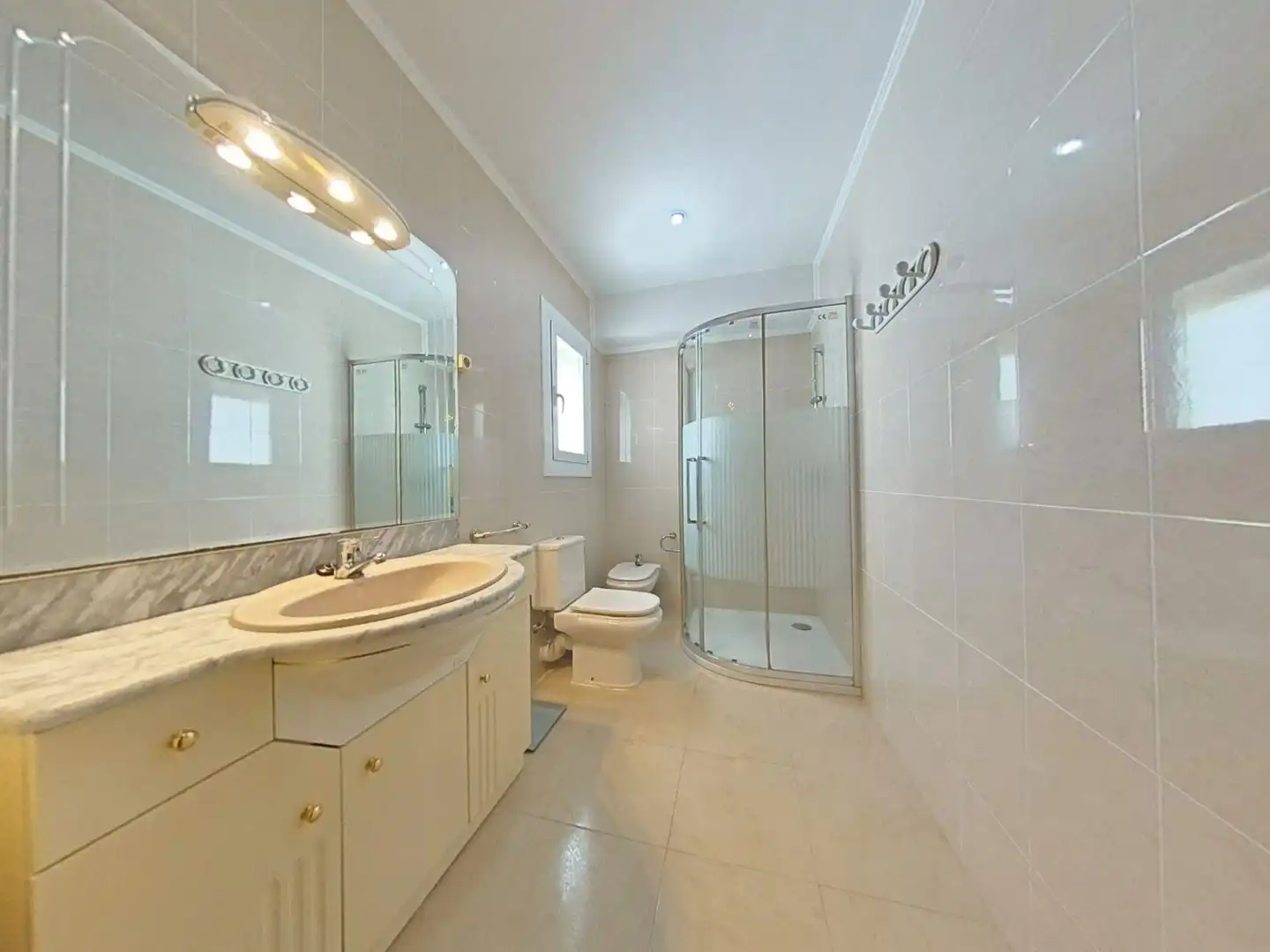 Bathroom of Flat for sale in Platja de Ponent