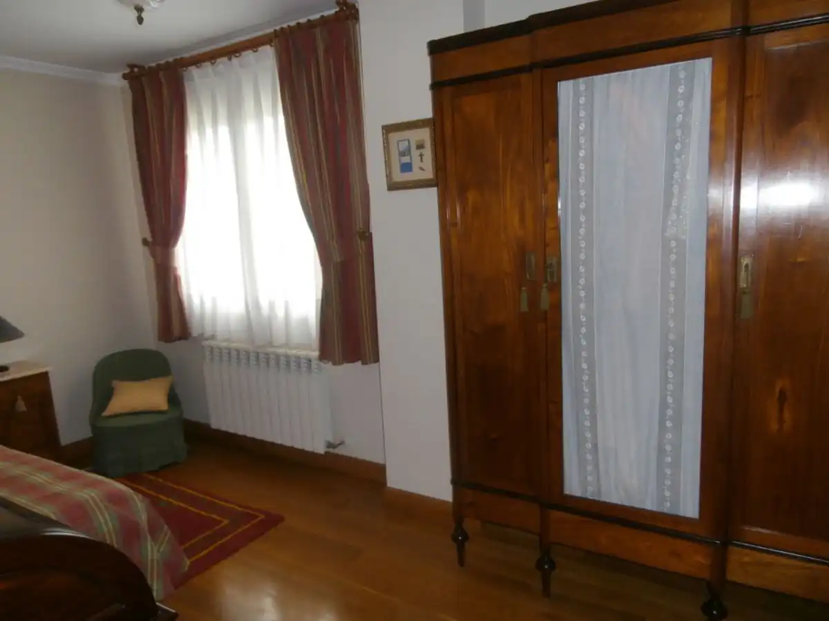 Dormitori de Casa o xalet en venda en Oviedo  amb Calefacció, Jardí privat i Terrassa