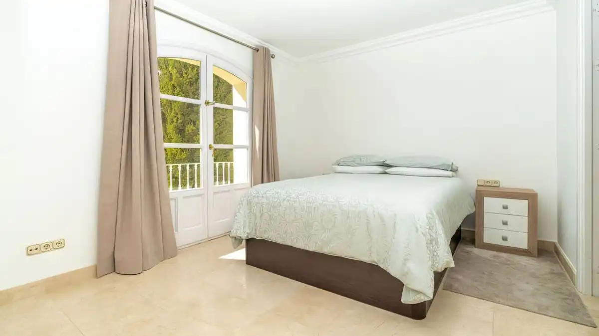 Schlafzimmer von Einfamilien-Reihenhaus zum Verkauf in Benahavís mit Klimaanlage, Terrasse und Gemeinschaftspool