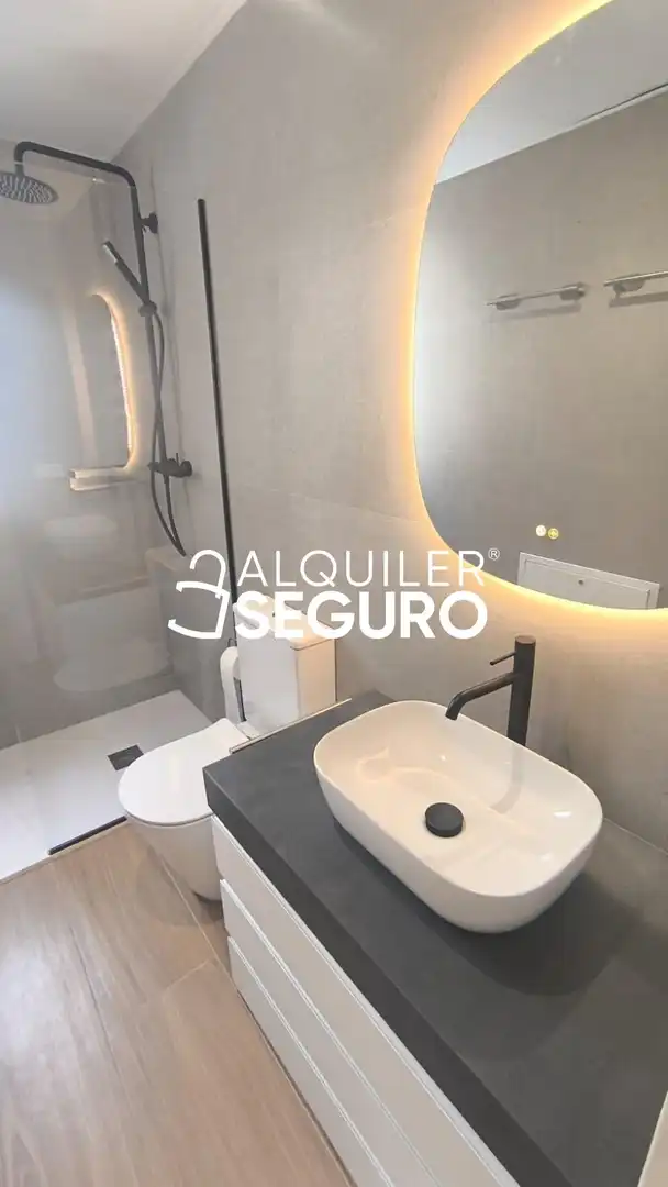 Bany de Àtic de lloguer en Sevilla amb Aire condicionat, Calefacció i Piscina
