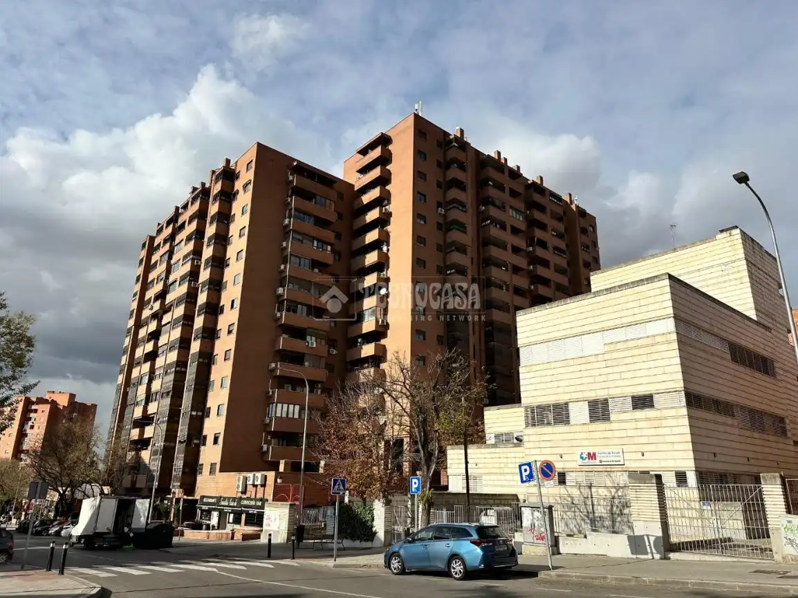 Vista exterior de Piso en venta en Madrid con Calefacción
