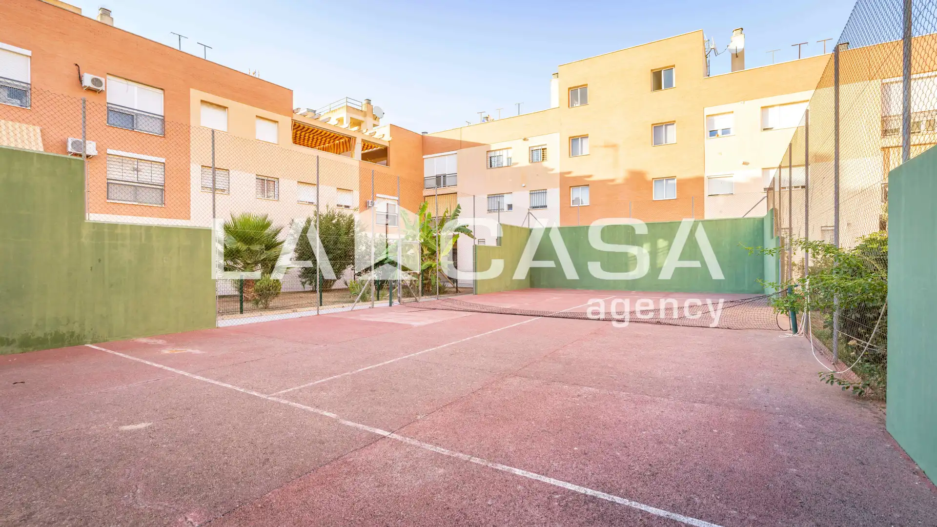 Vista exterior de Planta baja en venta en Dos Hermanas con Trastero y Piscina