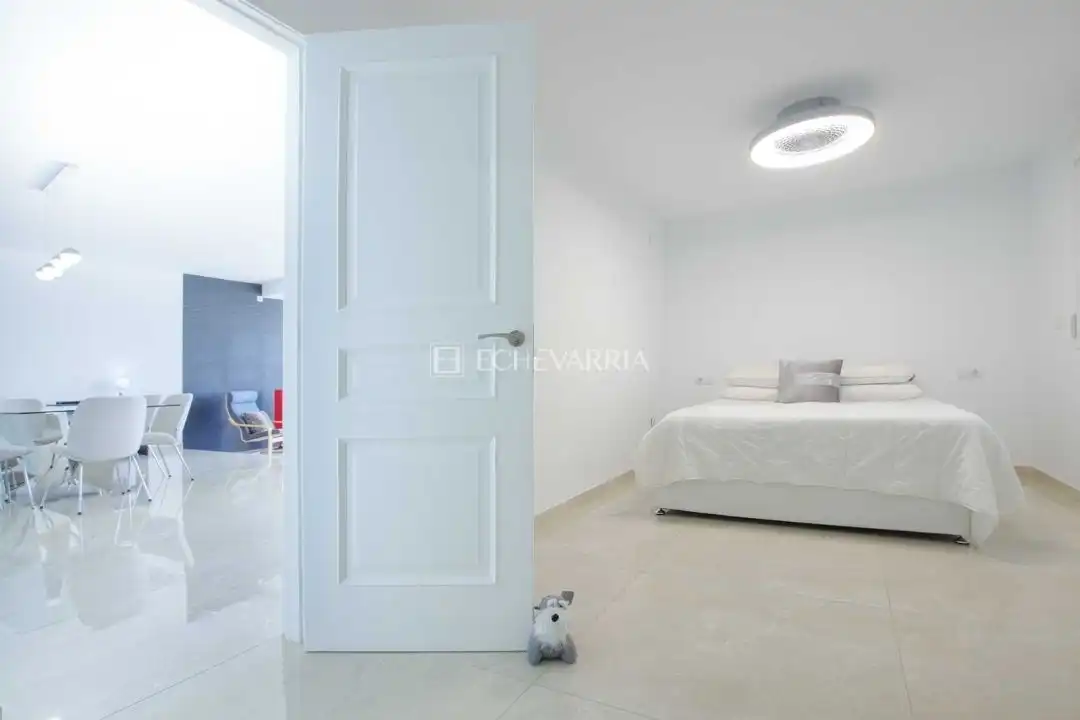 Dormitori de Casa adosada en venda en Marbella amb Aire condicionat, Calefacció i Jardí privat
