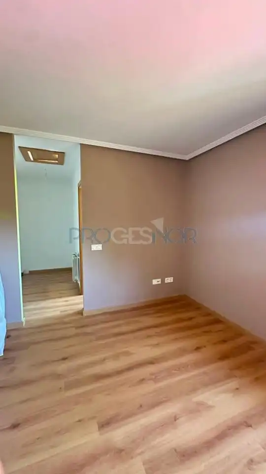 Dormitori de Casa adosada en venda en Onzonilla amb Calefacció, Jardí privat i Terrassa