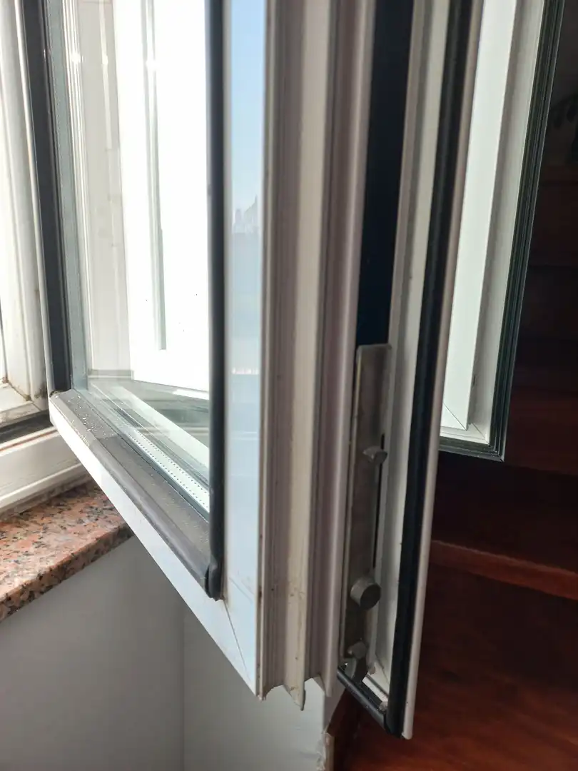 Vista exterior de Casa o xalet en venda en Oleiros amb Parquet, Terrassa i Traster
