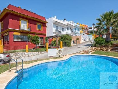 Vista exterior de Casa o xalet en venda en Fuengirola amb Terrassa, Balcó i Piscina comunitària