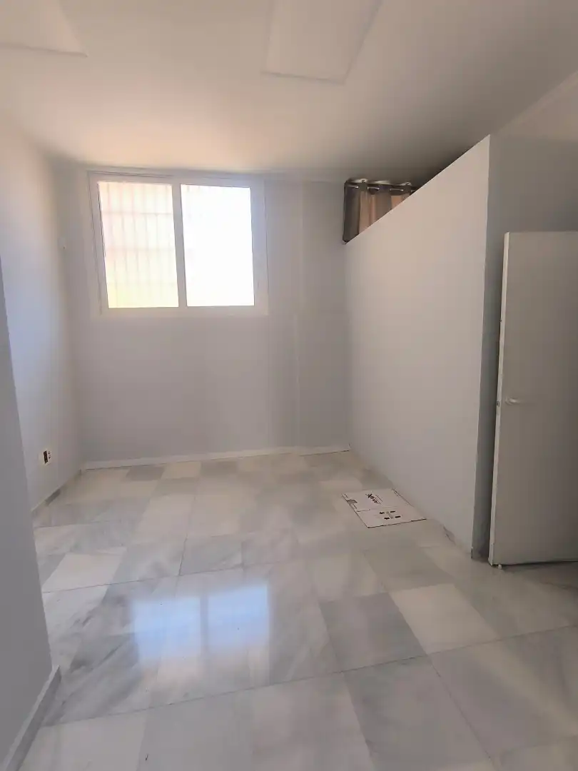 Habitación de Local en venta en Fuengirola con Aire acondicionado y Alarma