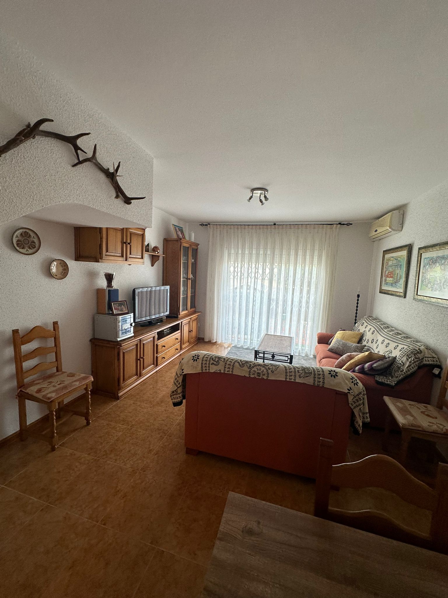 Sala d'estar de Casa adosada en venda en Mont-roig del Camp amb Aire condicionat, Jardí privat i Terrassa