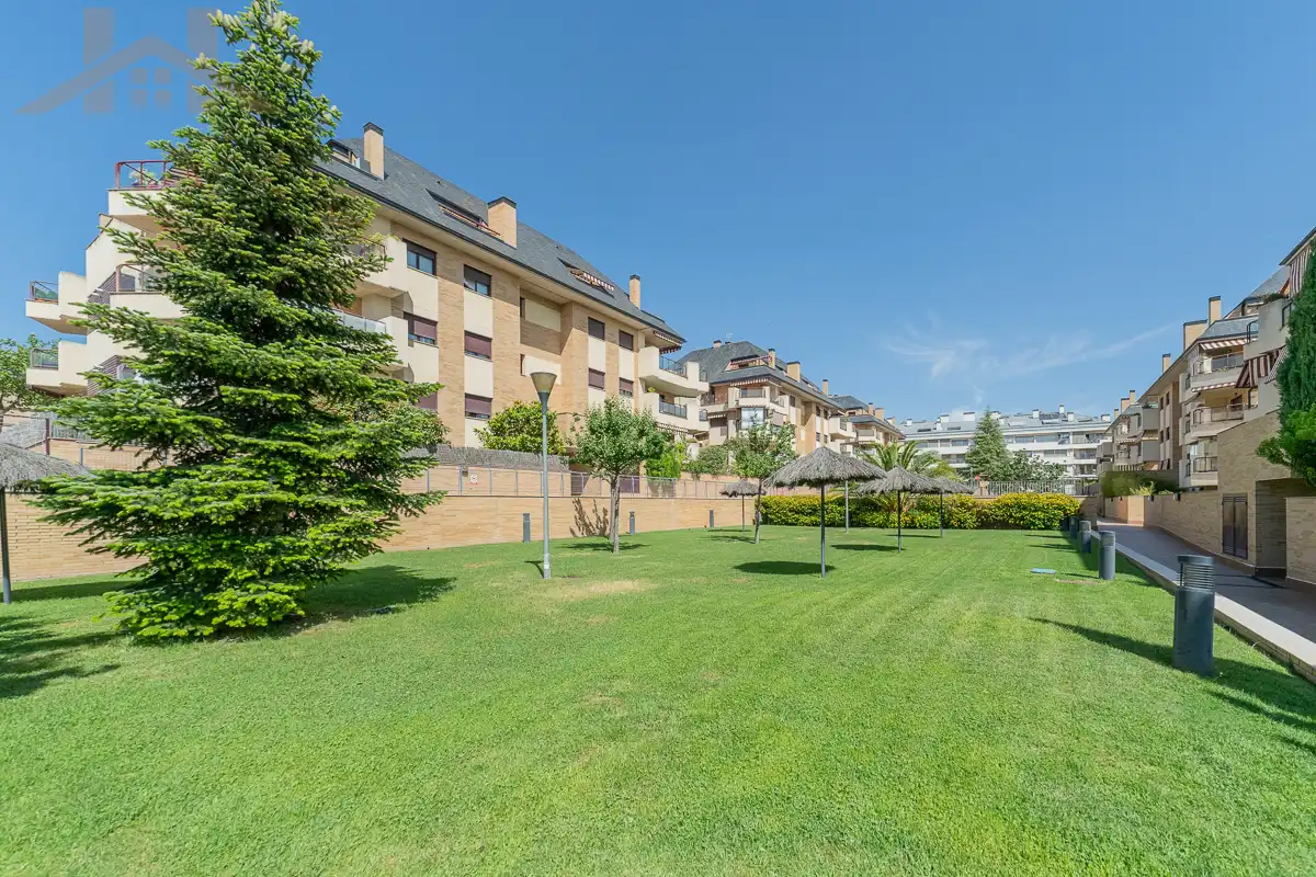 Vista exterior de Àtic en venda en Boadilla del Monte amb Aire condicionat, Calefacció i Parquet
