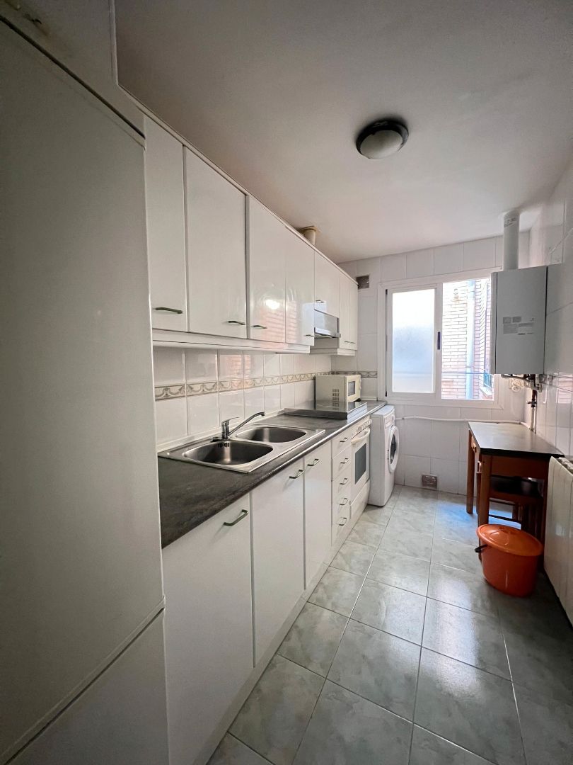 Cuina de Apartament de lloguer en Ciudad Real Capital amb Calefacció i Moblat