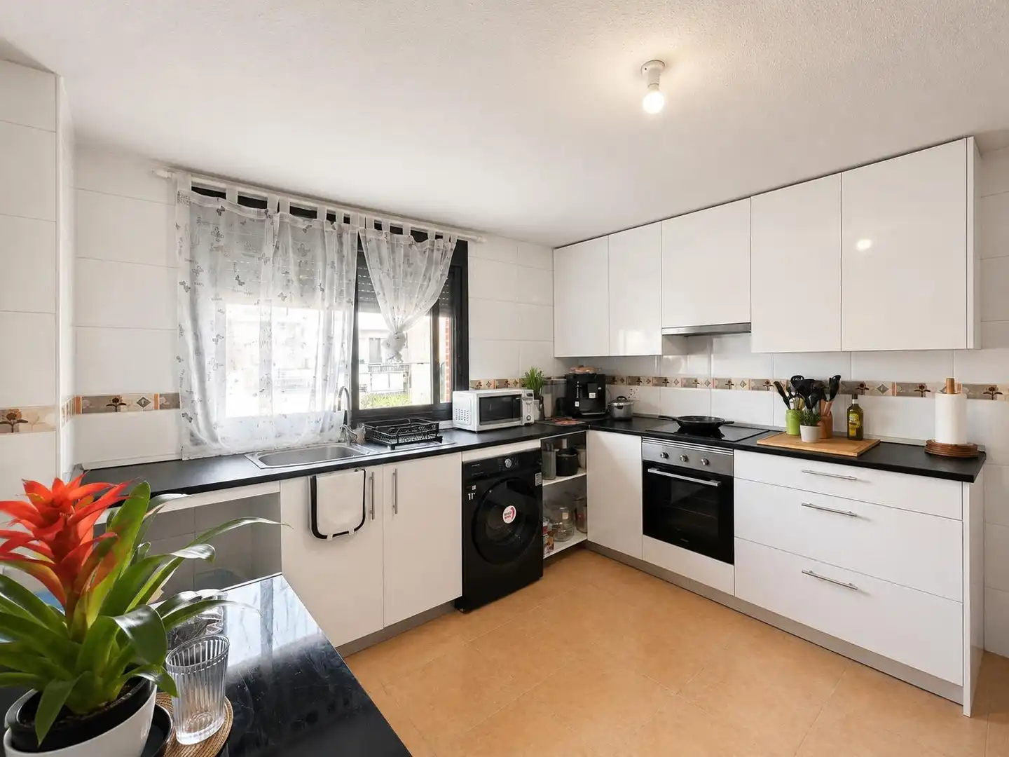 Cocina de Casa adosada en venta en Valdemoro con Calefacción, Jardín privado y Terraza