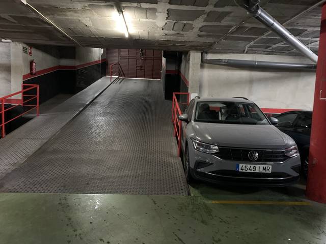 Garaje en Alquiler en Carrer de Cervantes, 126 en Barri del Centre