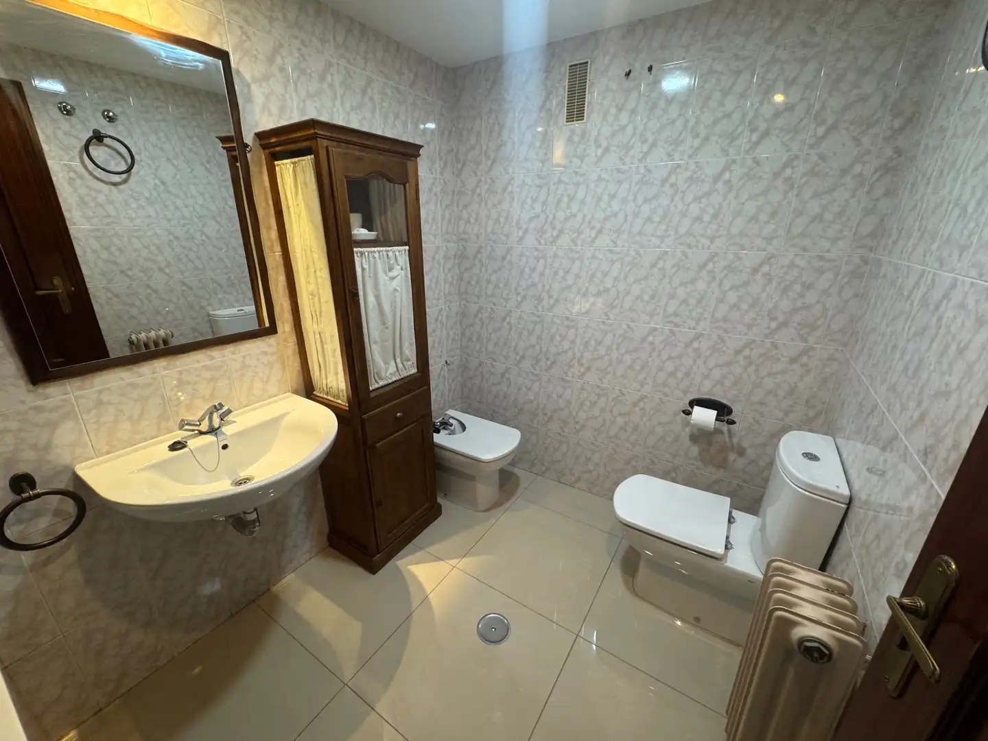 Baño de Piso de alquiler en Jaén con Aire acondicionado, Calefacción y Trastero