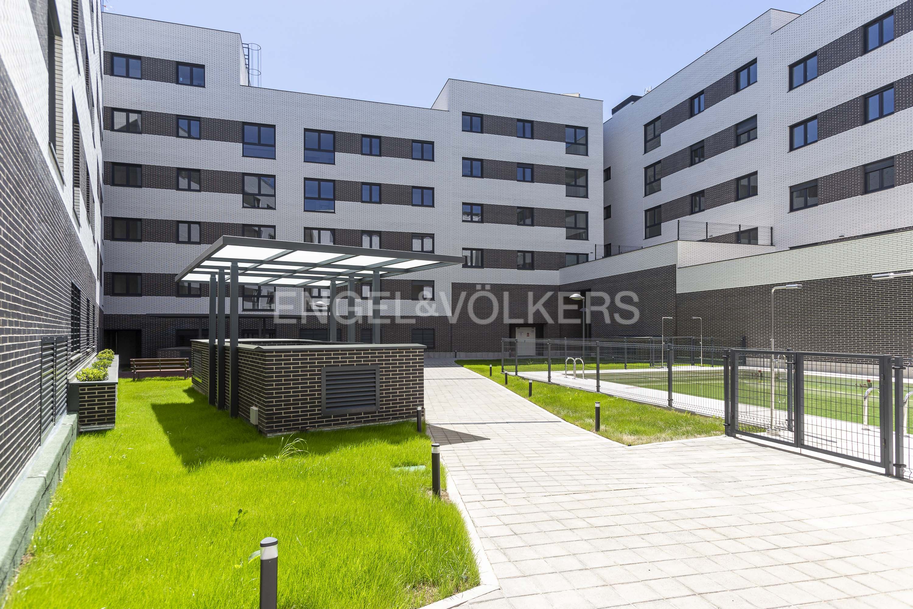 Vista exterior de Apartamento de alquiler en  Madrid Capital con Aire acondicionado, Calefacción y Piscina