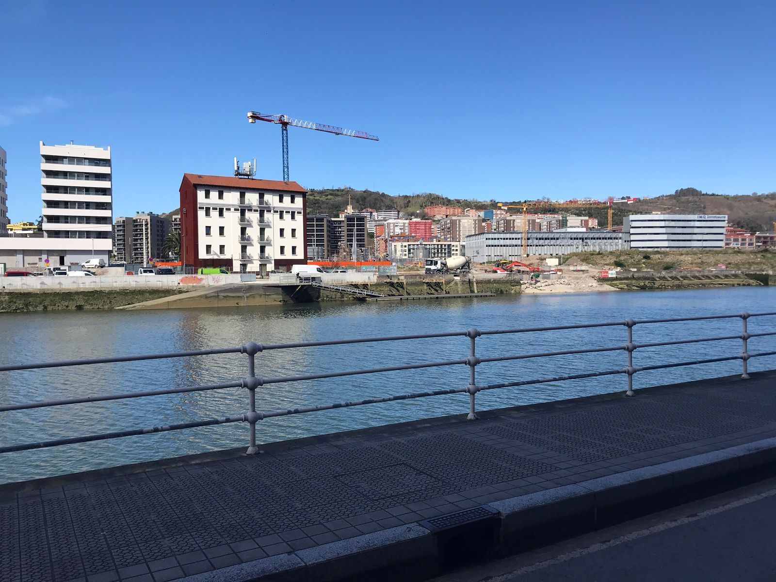 Vista exterior de Pis en venda en Bilbao  amb Calefacció