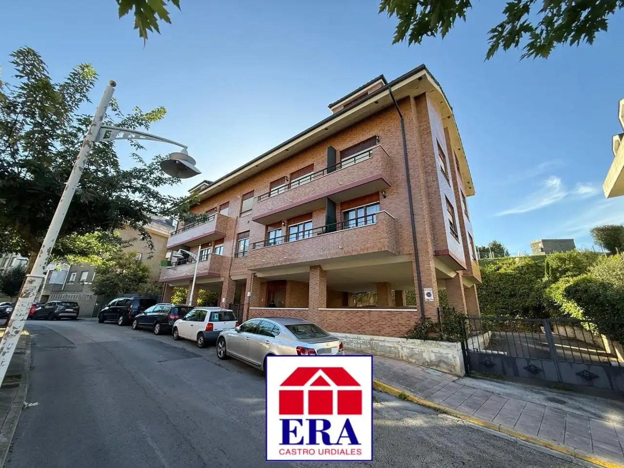 Vista exterior de Pis en venda en Castro-Urdiales amb Calefacció, Parquet i Terrassa