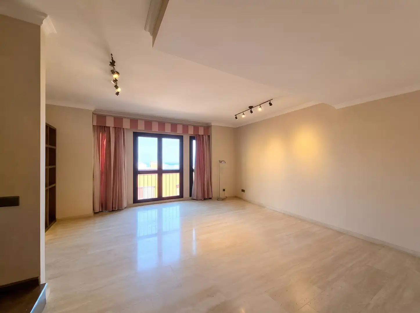 Sala d'estar de Casa adosada en venda en Las Palmas de Gran Canaria amb Jardí privat, Terrassa i Traster