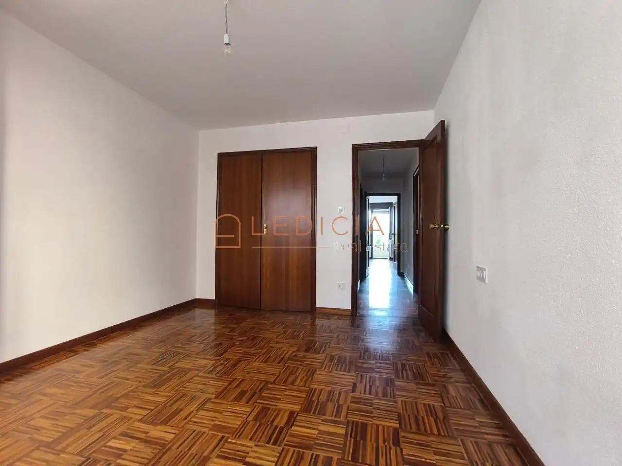 Dormitori de Pis de lloguer en Vigo  amb Calefacció, Parquet i Traster