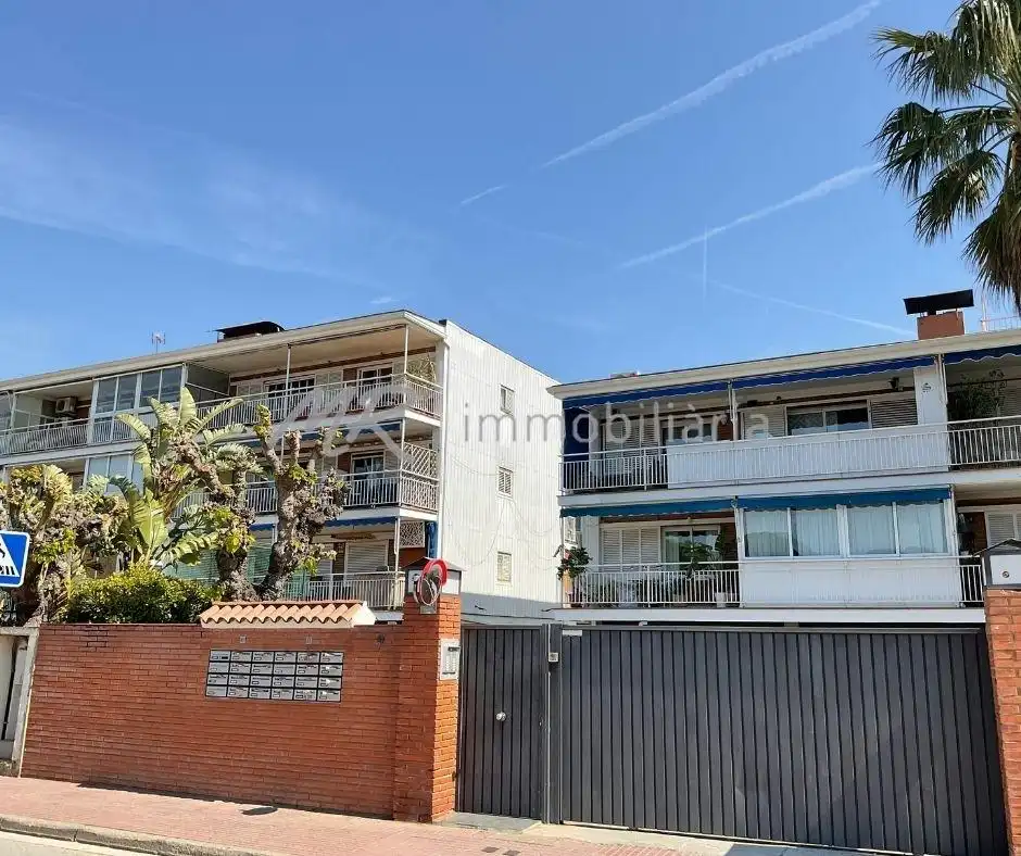 Vista exterior de Àtic en venda en Gavà amb Aire condicionat, Calefacció i Jardí privat