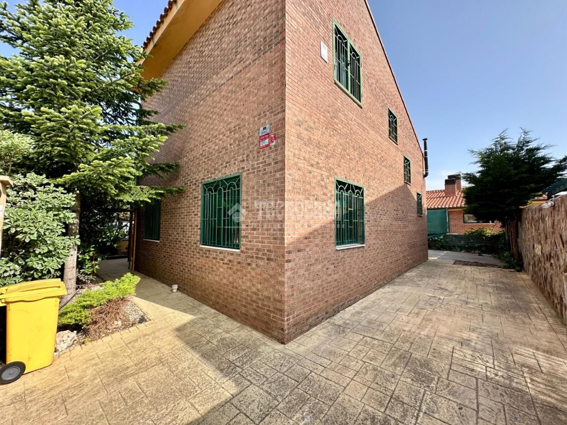 Vista exterior de Casa o xalet en venda en Pioz amb Aire condicionat, Calefacció i Parquet