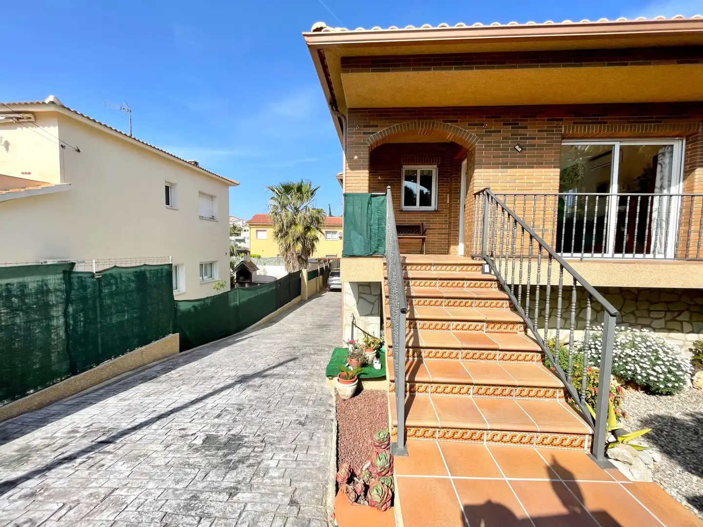 Vista exterior de Casa o xalet en venda en El Vendrell amb Aire condicionat, Jardí privat i Terrassa