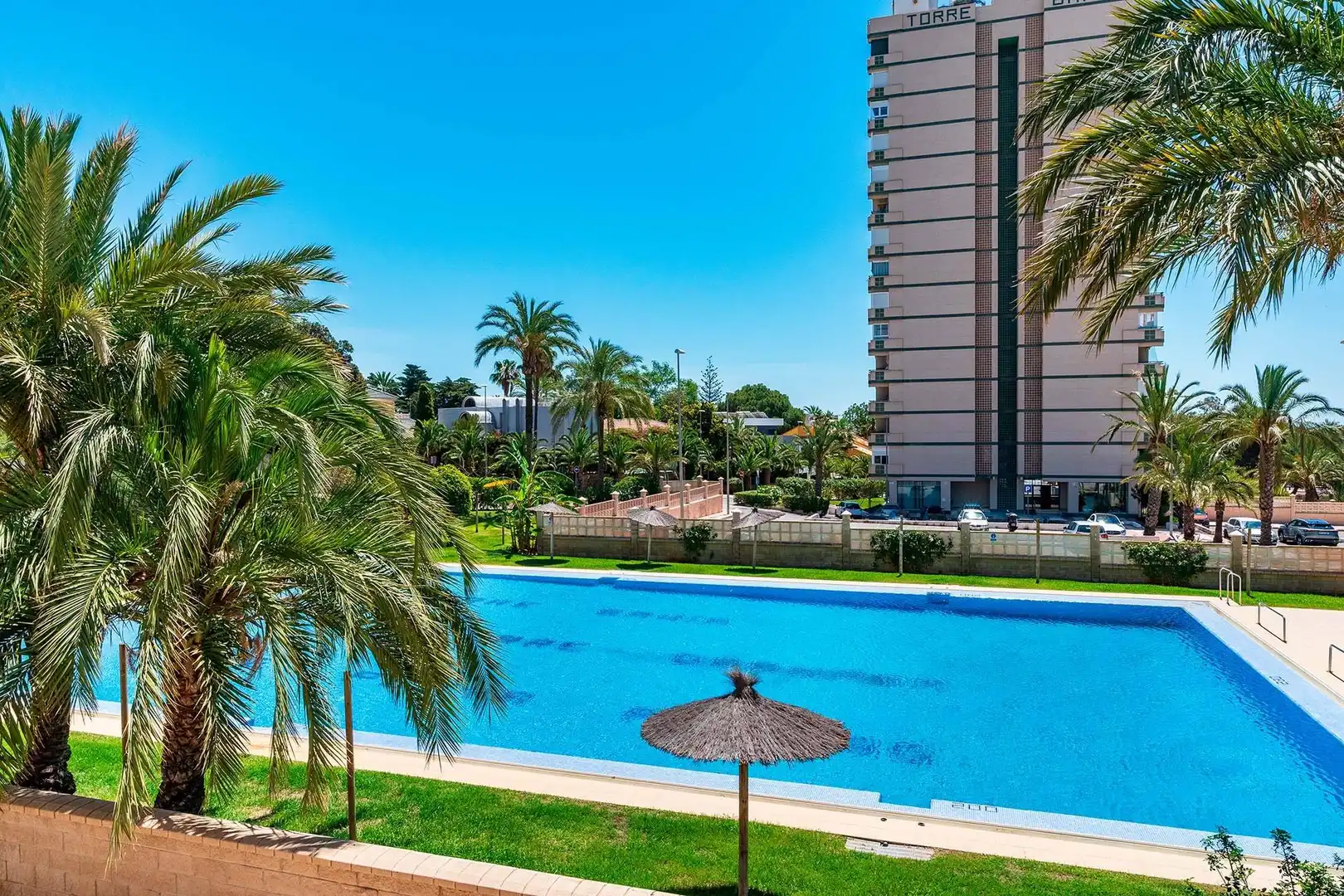 Piscina de Pis de lloguer en Roquetas de Mar amb Aire condicionat, Calefacció i Moblat