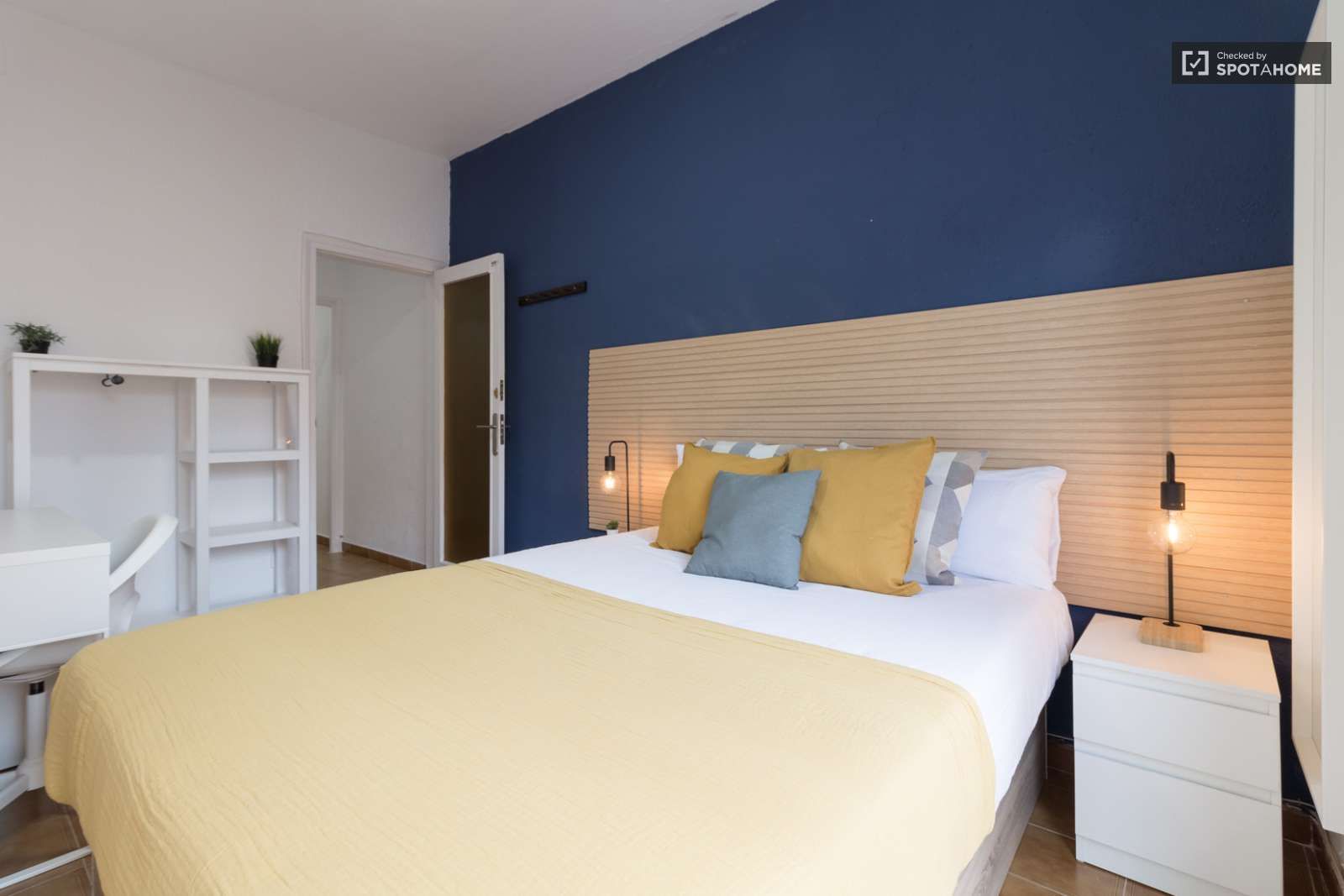 Bedroom of Flat to share in  Barcelona Capital  with Air Conditioner and Terrace