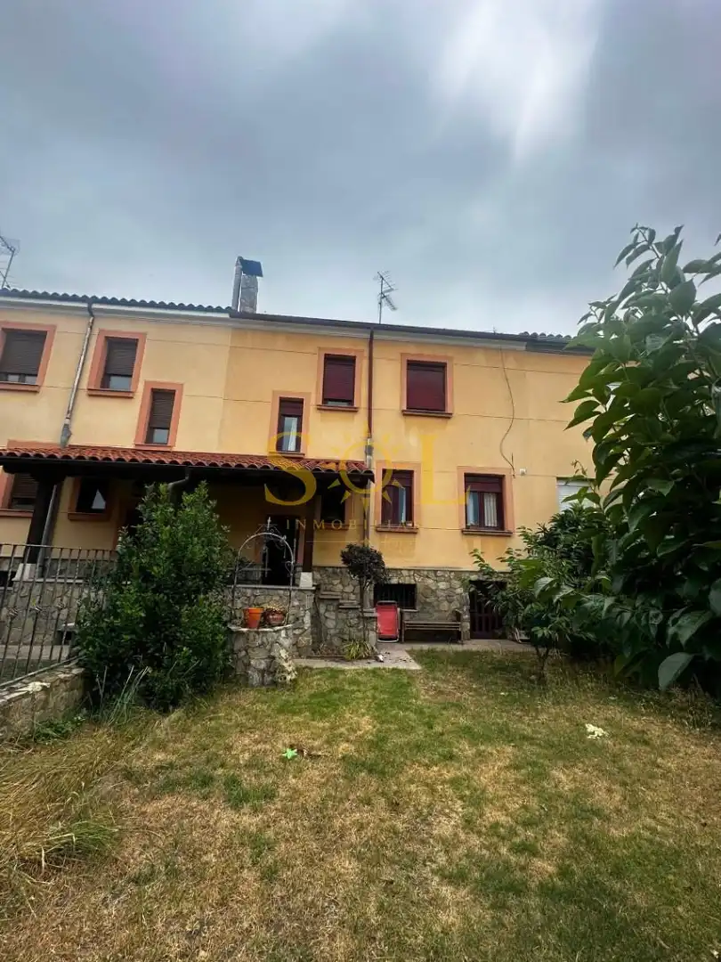 Vista exterior de Casa o xalet en venda en León Capital  amb Calefacció, Jardí privat i Terrassa