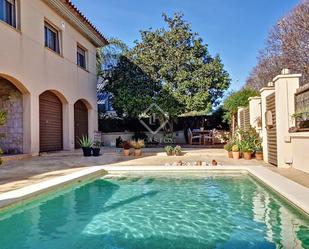 Vista exterior de Casa o xalet en venda en Vilanova i la Geltrú amb Calefacció, Jardí privat i Terrassa