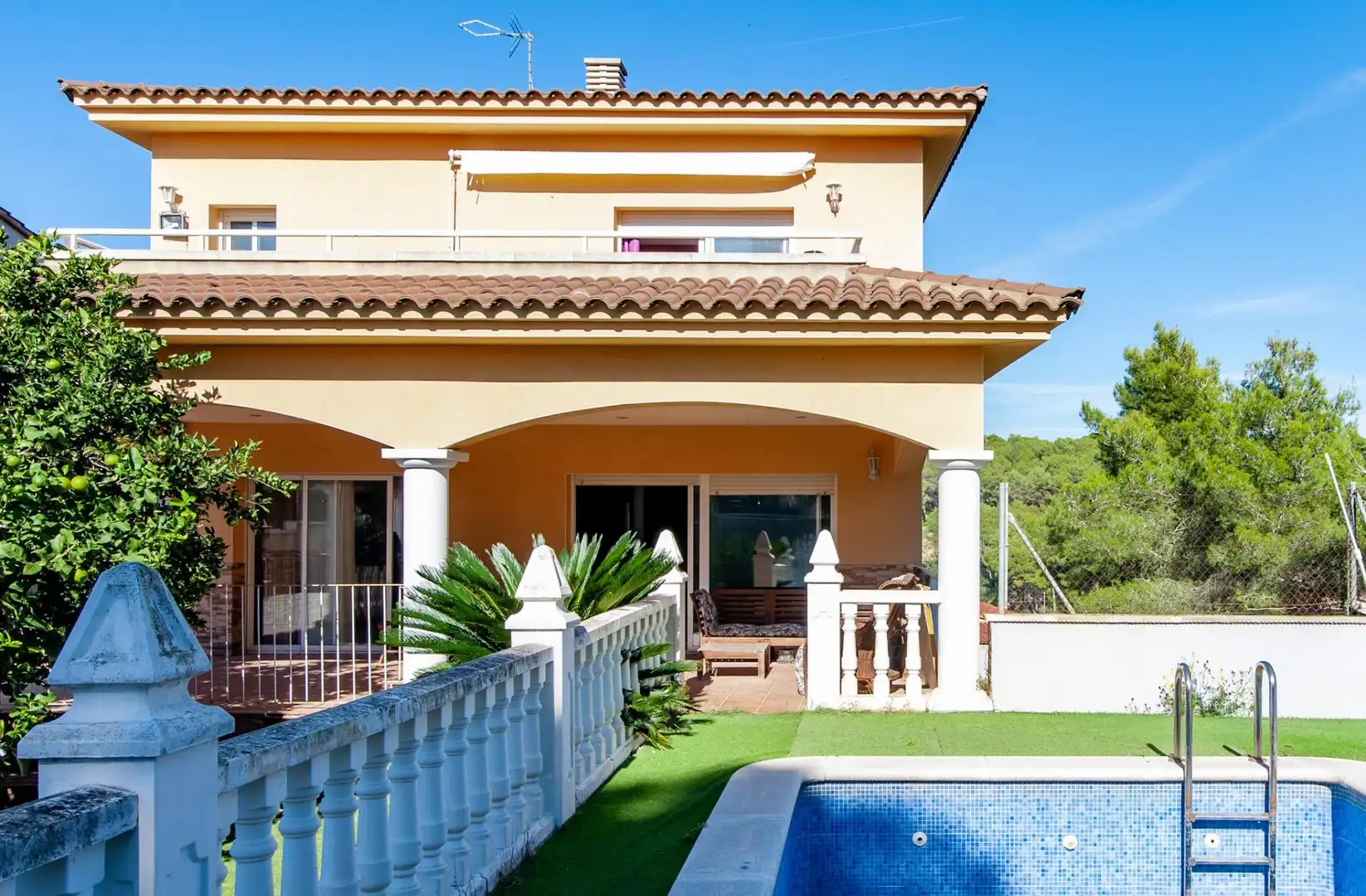 Casa amb terrassa en venda a Calle del Pintor Dalí
