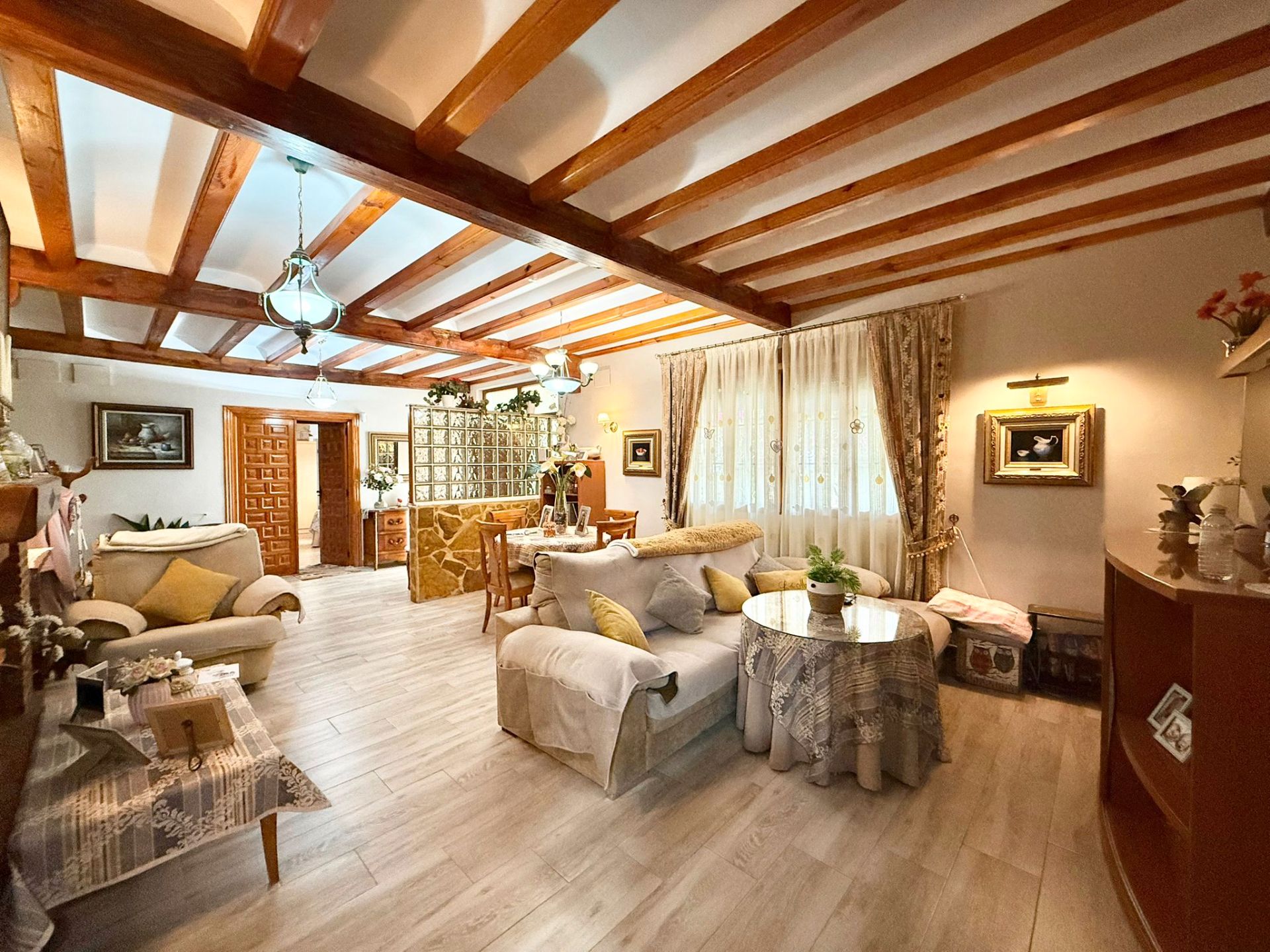 Sala d'estar de Casa o xalet en venda en Elda amb Aire condicionat, Calefacció i Jardí privat