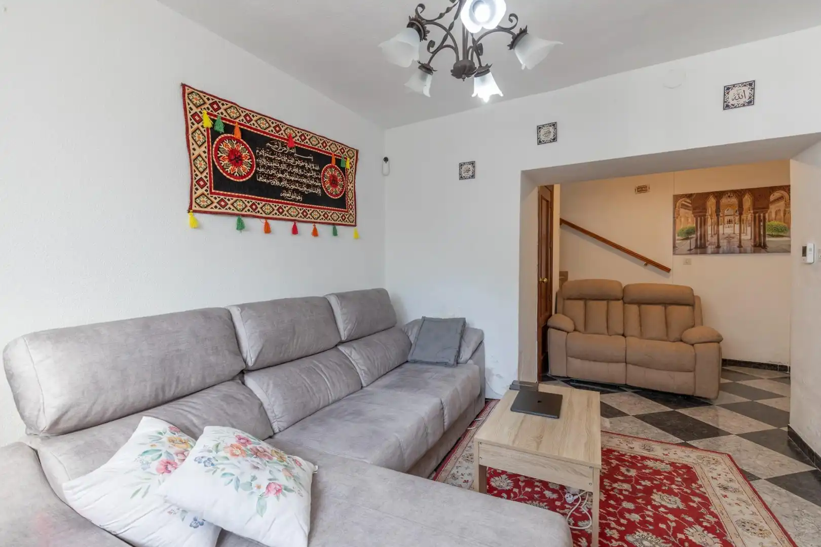 Sala d'estar de Casa adosada en venda en Monachil amb Aire condicionat, Terrassa i Alarma