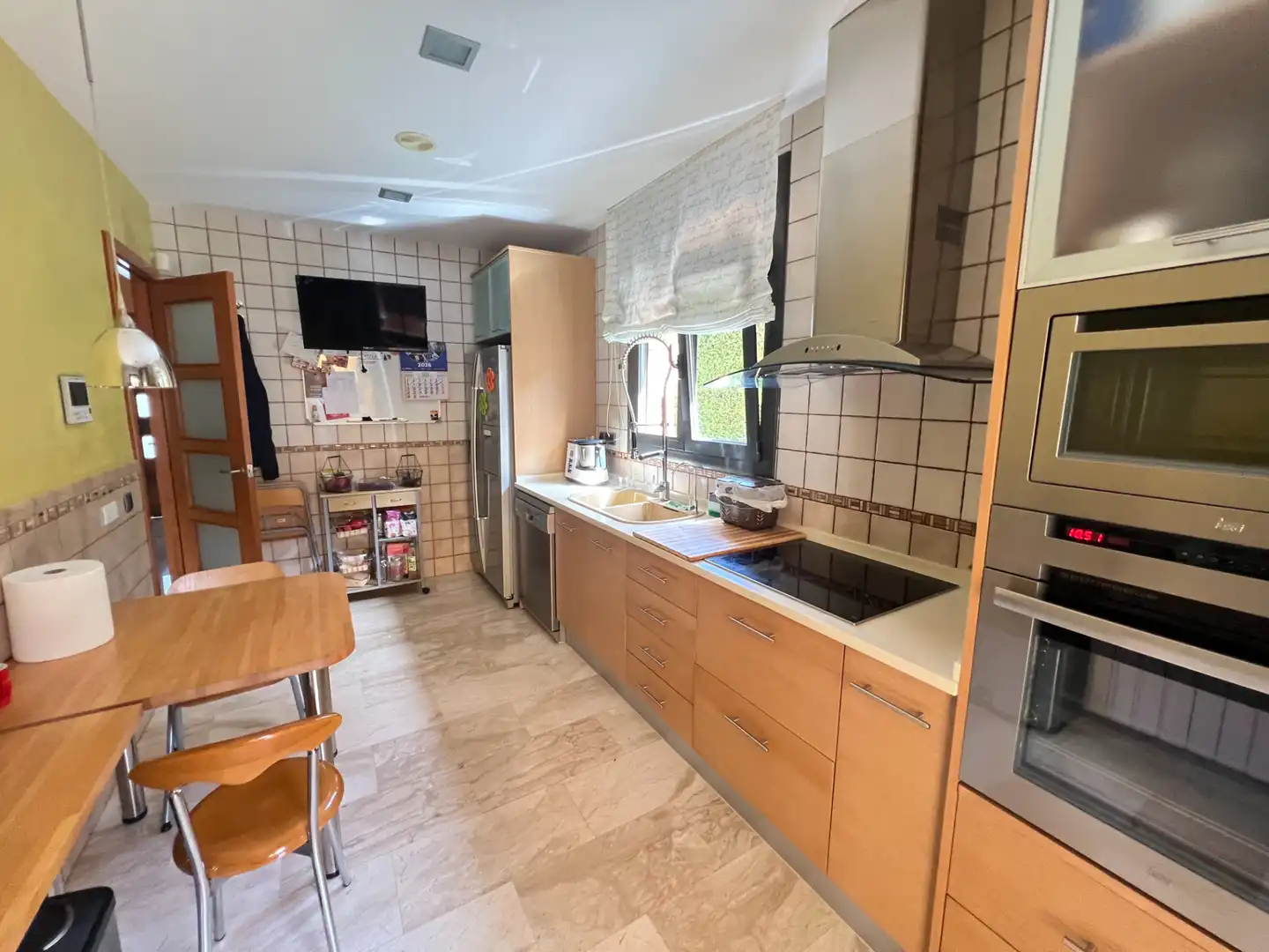 Cuina de Casa o xalet en venda en La Roca del Vallès amb Aire condicionat, Calefacció i Jardí privat