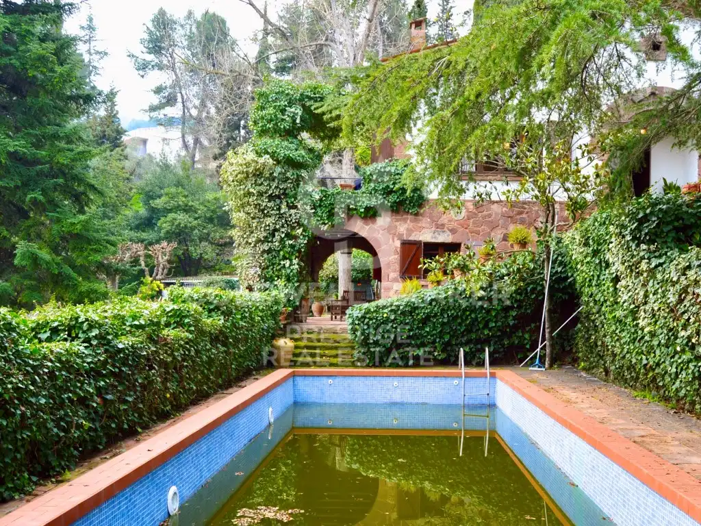 Piscina de Finca rústica en venta en Castellví de Rosanes