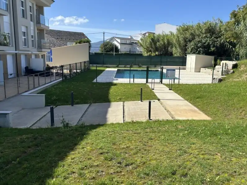 Schwimmbecken von Dachboden zur Miete in Ortigueira mit Privatgarten, Abstellraum und Möbliert