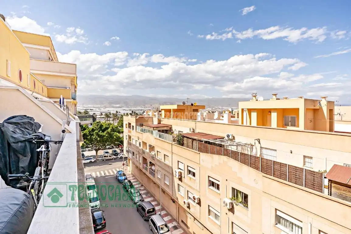 Vista exterior de Piso en venta en Roquetas de Mar