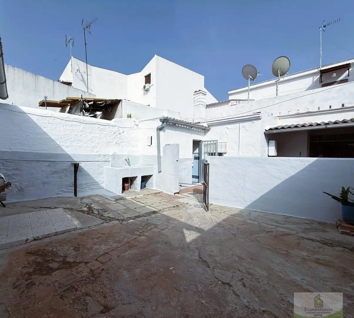 Vista exterior de Casa adosada en venda en Gibraleón amb Terrassa i Traster