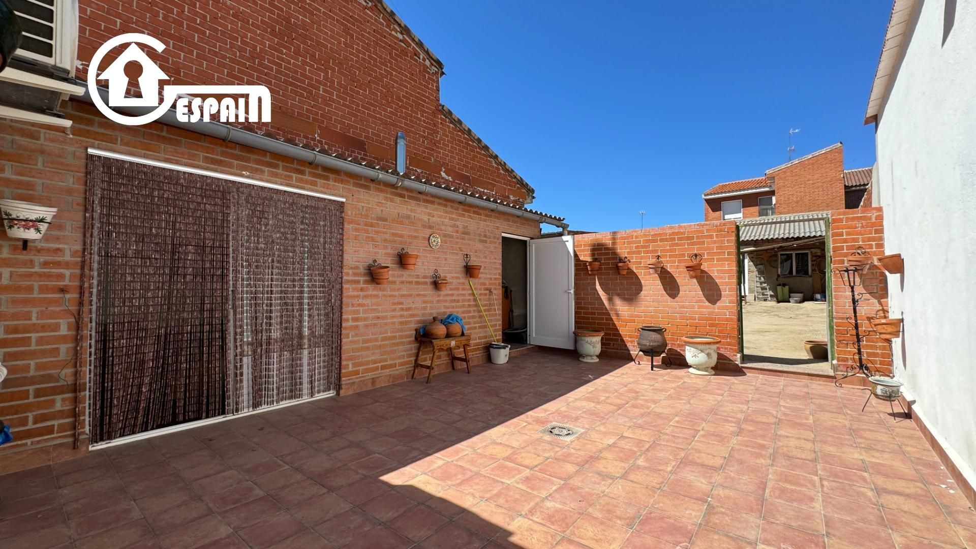 Garden of House or chalet for sale in Cobeja  with Air Conditioner, Heating and Storage room