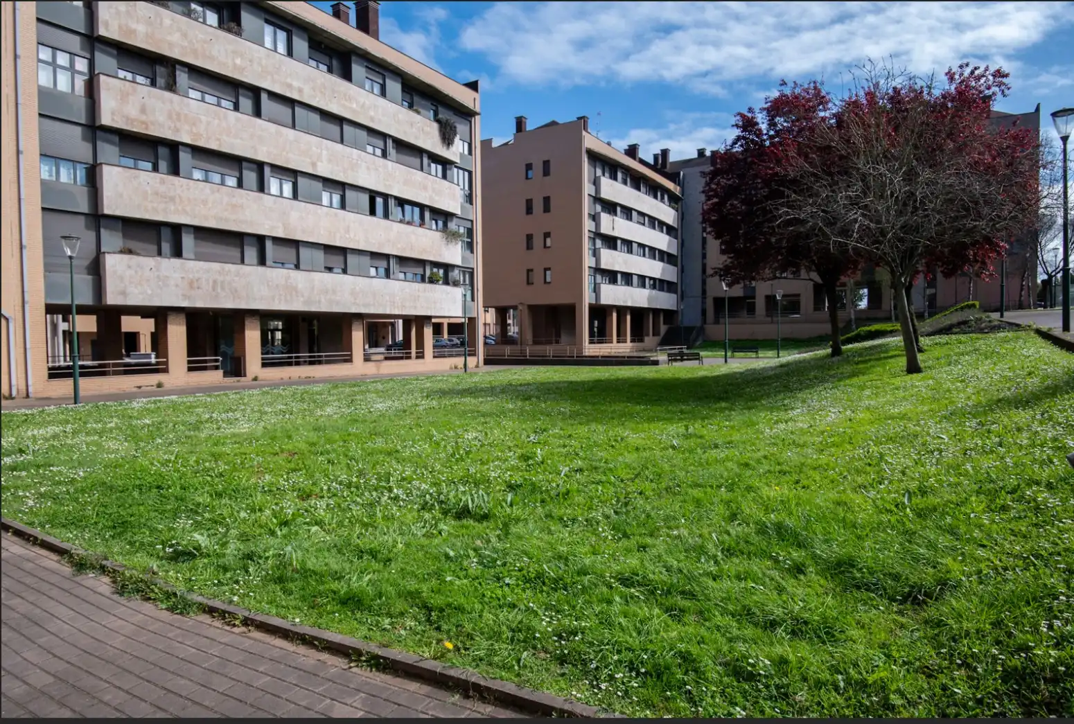 Außenansicht von Wohnung zum Verkauf in Avilés mit Heizung, Parkett und Abstellraum