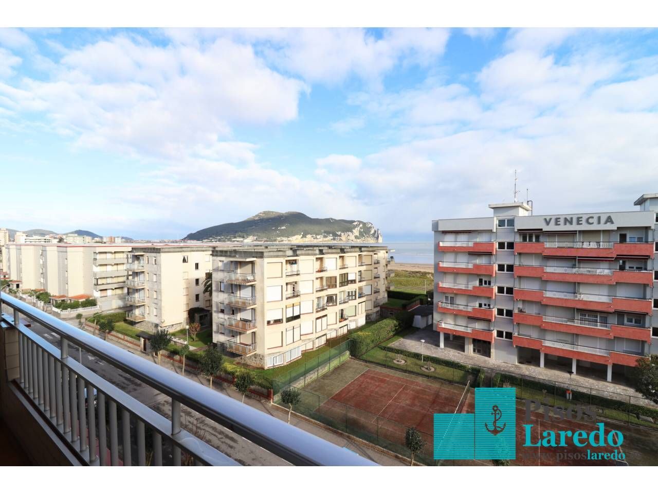 Vista exterior de Dúplex de lloguer en Laredo amb Terrassa