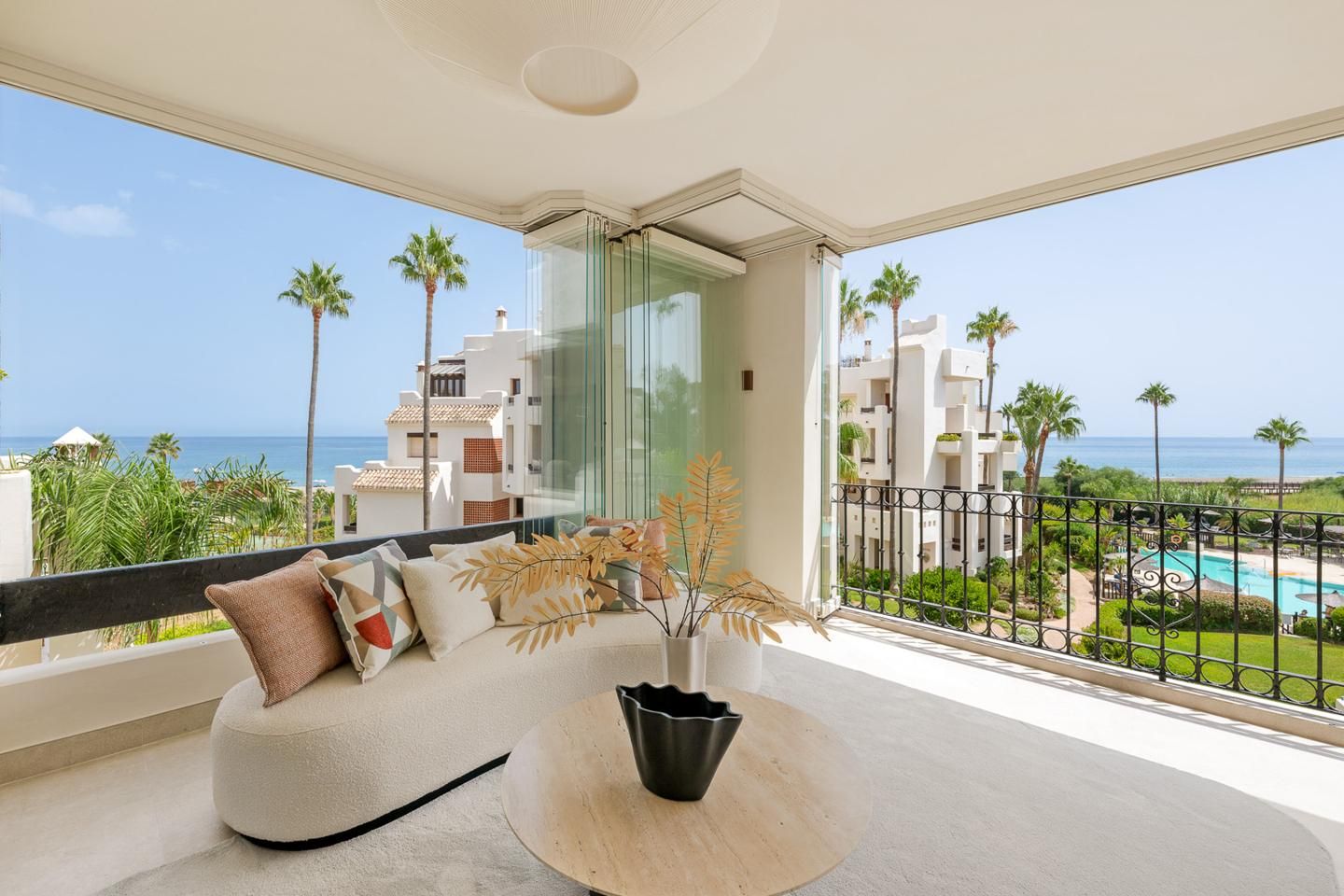 Living room of Flat for sale in Estepona  with Air Conditioner, Heating and Terrace