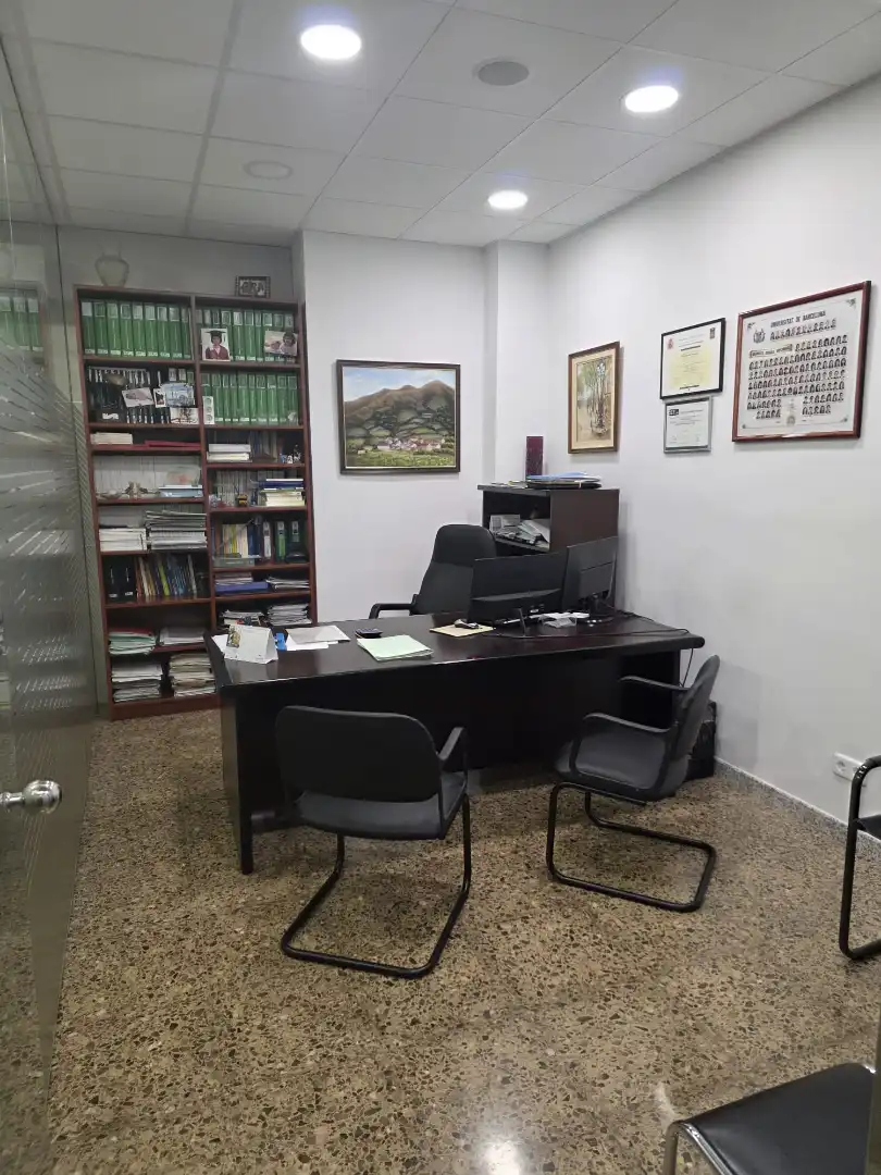 Büro zur Miete in Esplugues de Llobregat mit Klimaanlage, Heizung und Möbliert