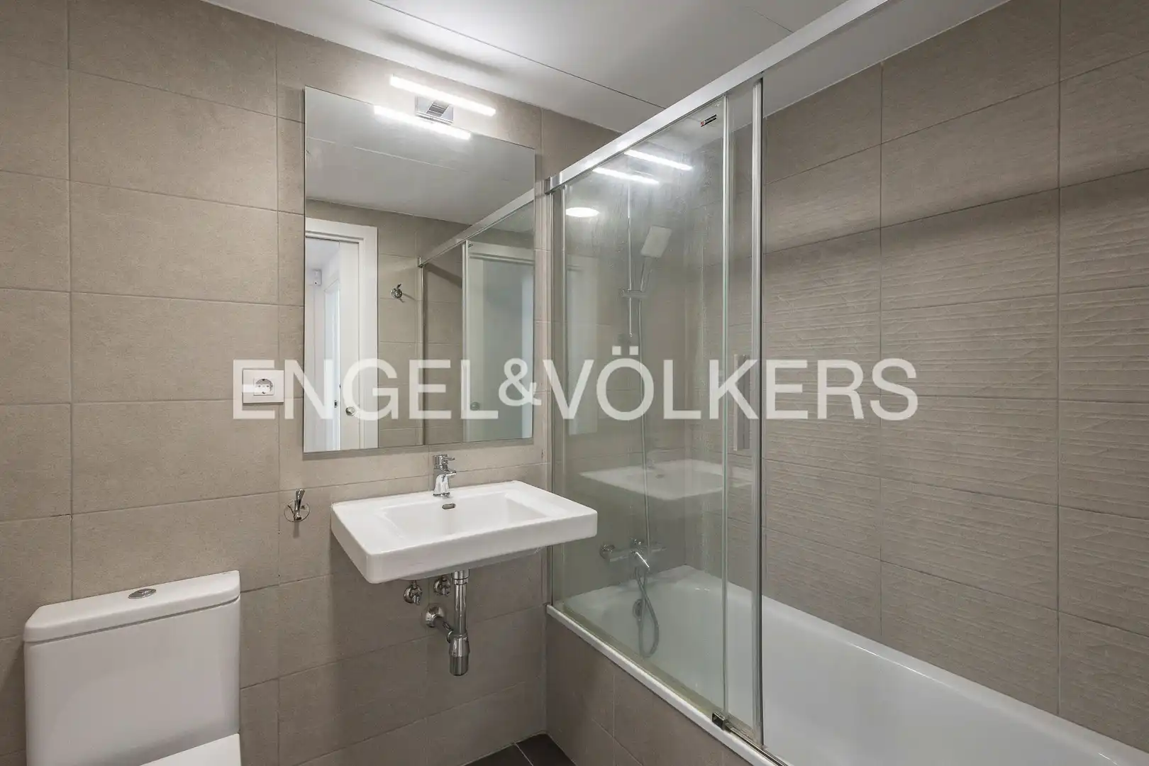 Baño de Piso en venta en Sant Just Desvern con Aire acondicionado, Calefacción y Jardín privado
