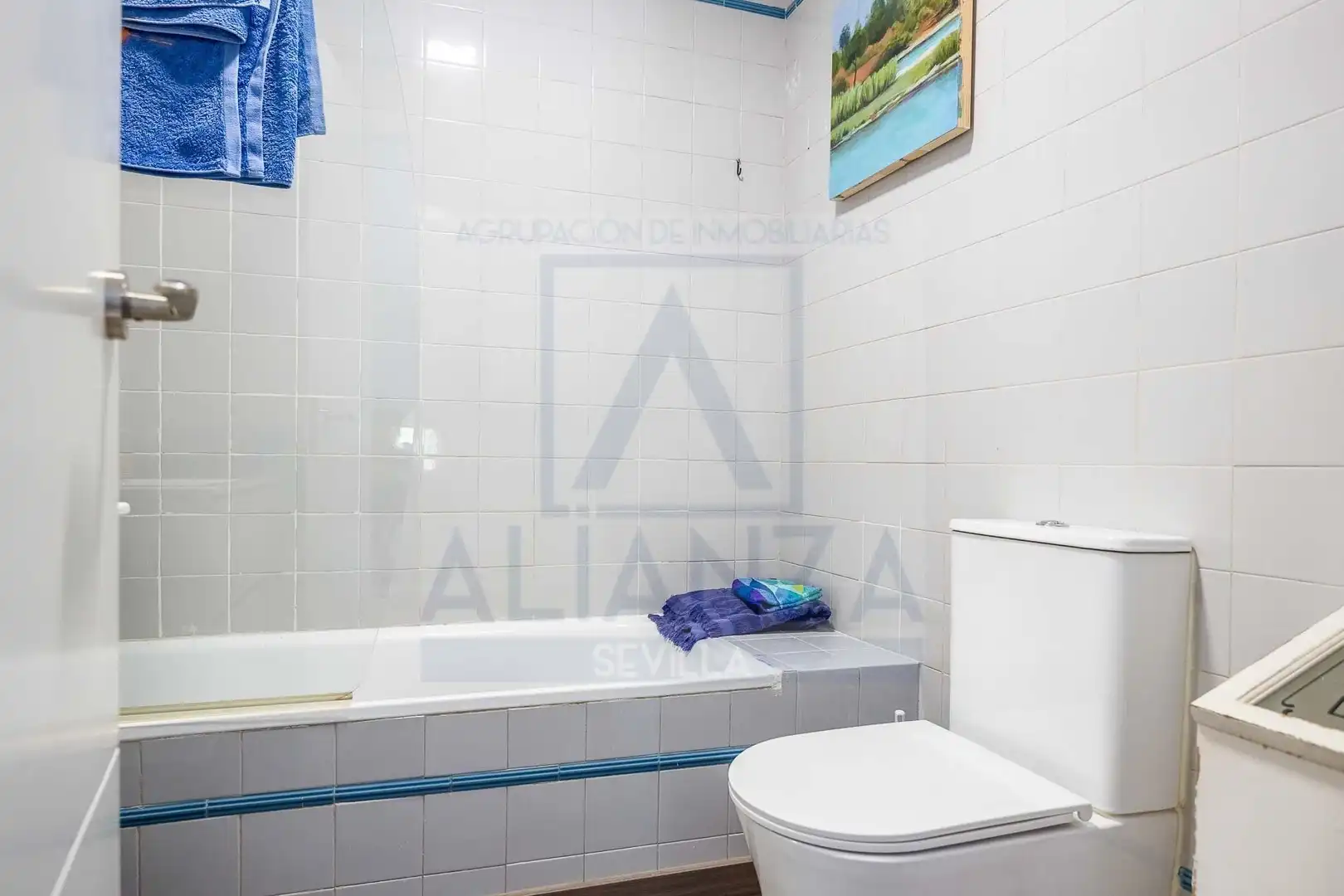 Badezimmer von Einfamilien-Reihenhaus zum Verkauf in Mairena del Aljarafe mit Klimaanlage und Privatgarten