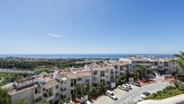 Vista exterior de Àtic en venda en Mijas amb Aire condicionat, Terrassa i Piscina
