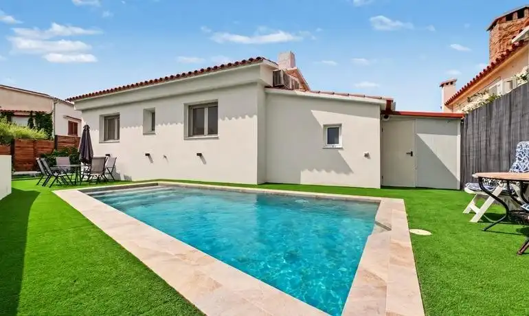 House with pool for sale in Carrer DE CORDOVA 25