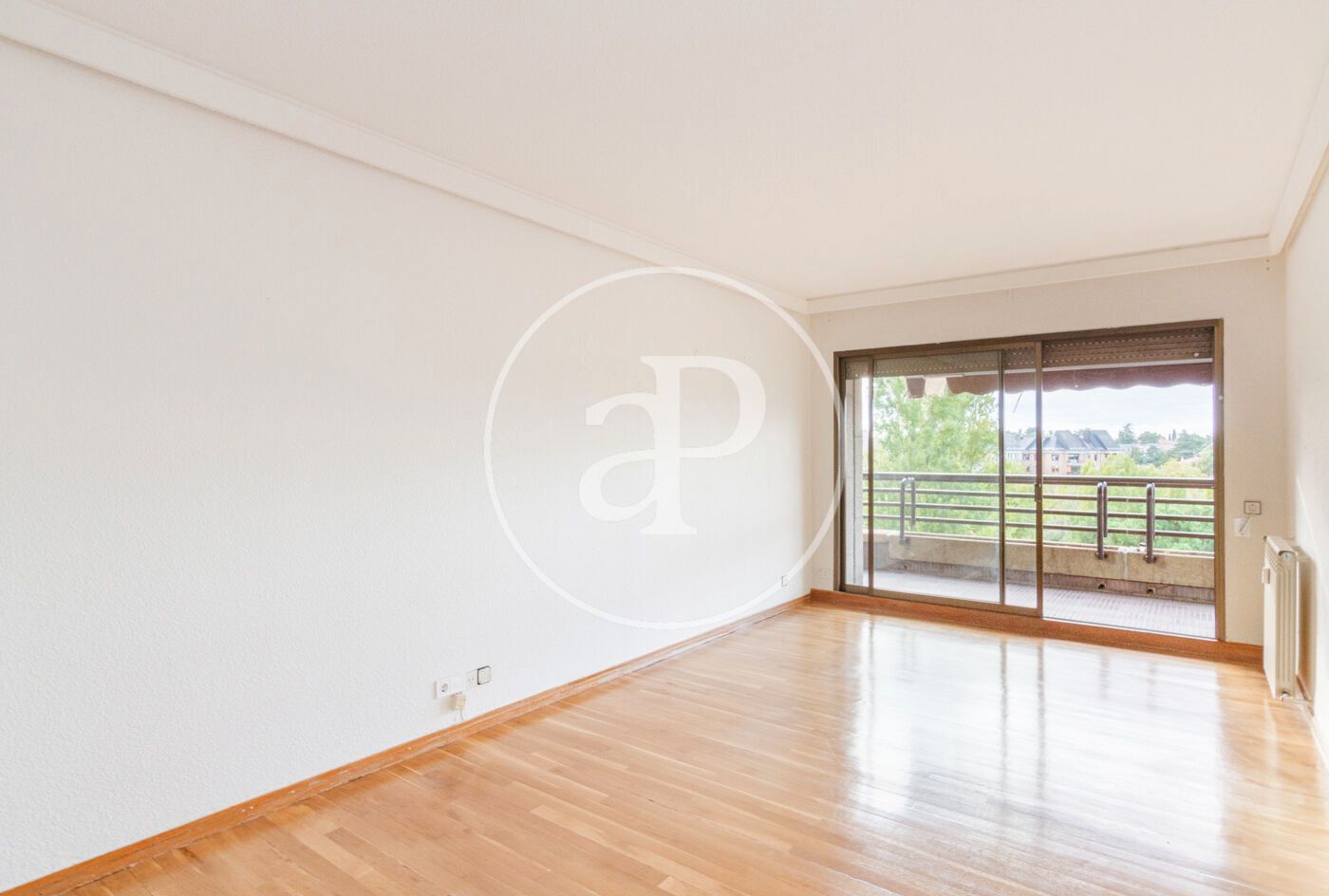 Sala de estar de Piso en venta en  Madrid Capital con Calefacción, Jardín privado y Terraza